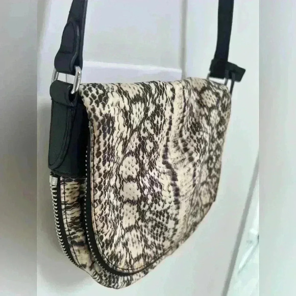 VINCE CAMUTO SNAKE PRINT CROSSBODY - Picture 4 of 9